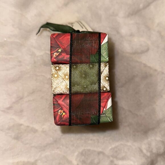 Alchimia Soap Rose Moisturizing Christmas Holiday Poinsettia Wrapped set 3 Soaps - Picture 3 of 5